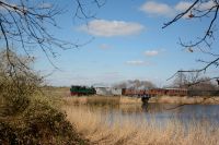 Der Reisezug der Königlich Sächsischen Staatseisenbahnen überquert den Dippelsdorfer Damm.